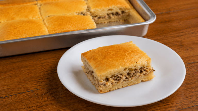 Pedaco de torta no prato