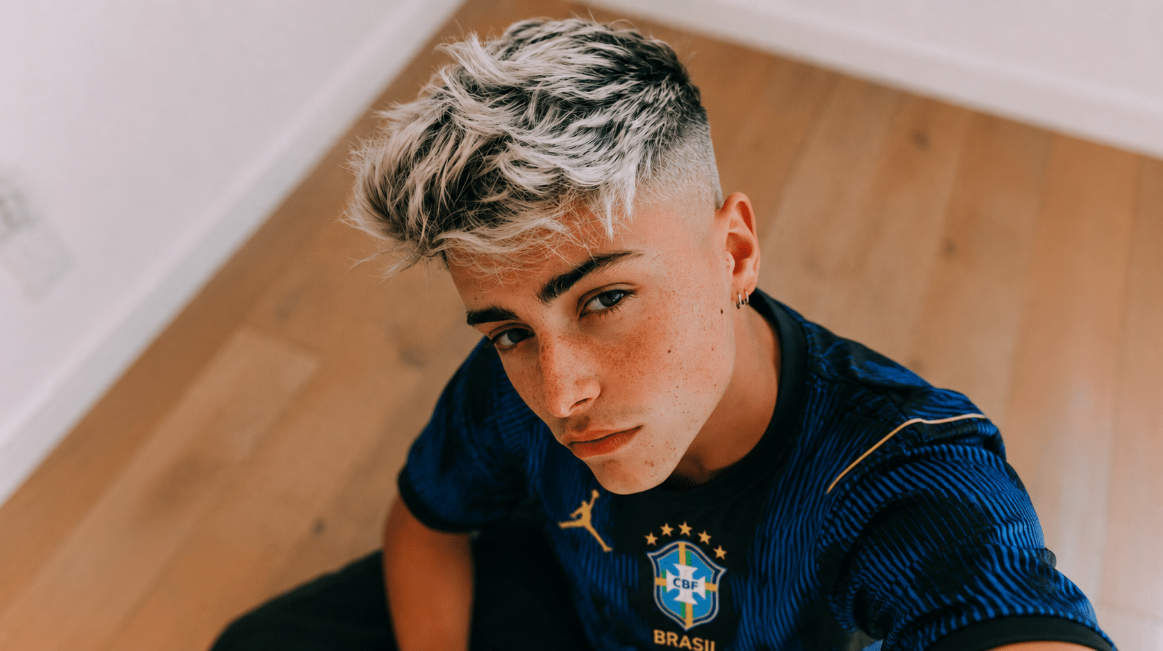Como fazer luzes em cabelos masculinos e iluminar o visual de forma prática