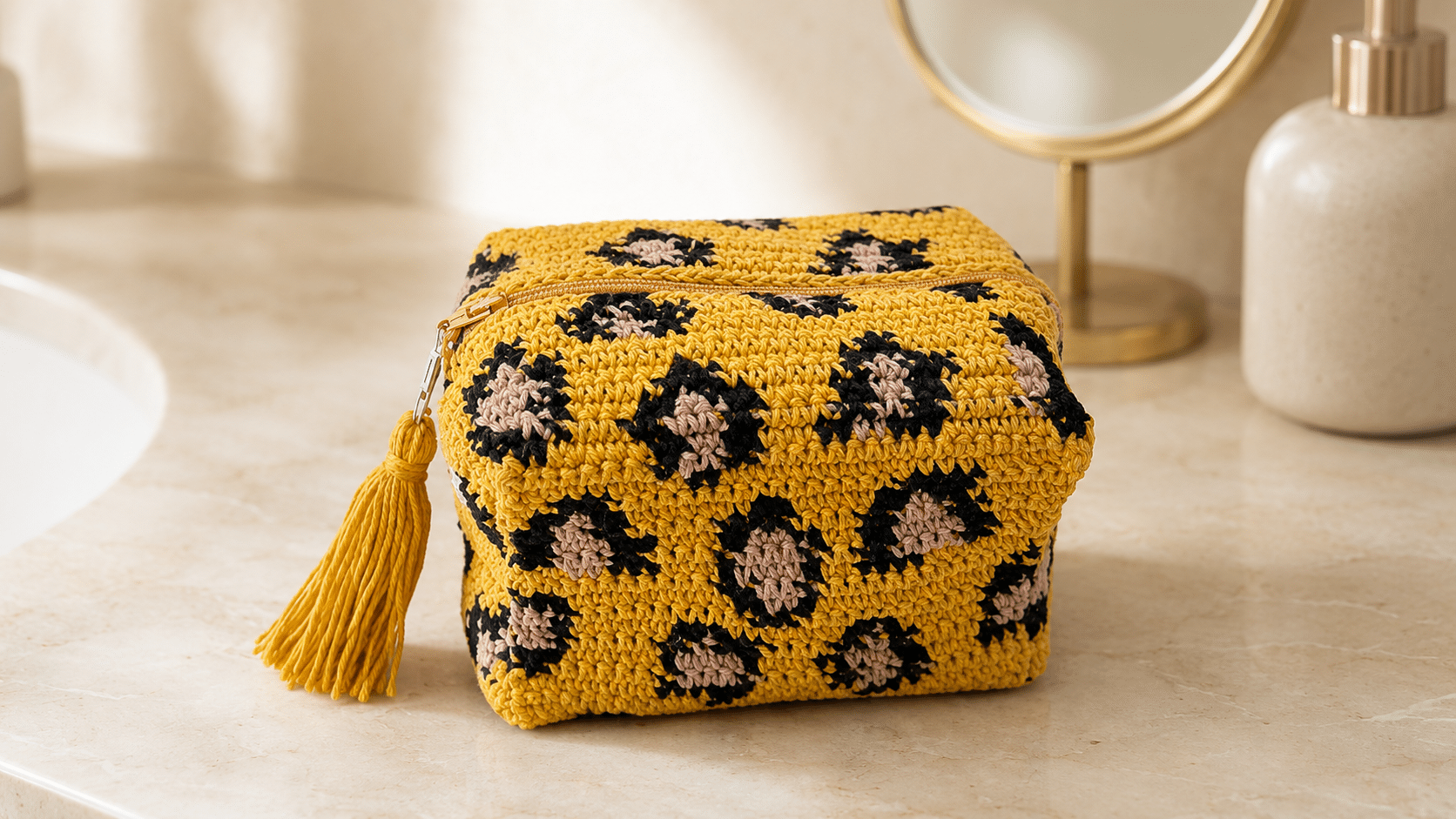 Estojo de crochê Onça transforma o animal print em um acessório divertido