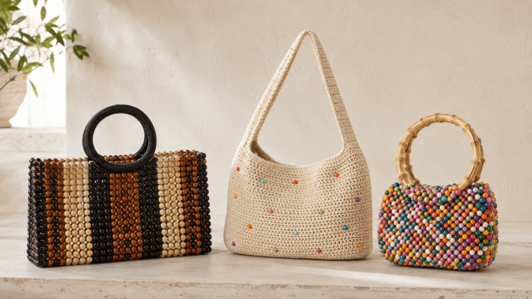 Três bolsas artesanais confeccionadas com crochê, contas de madeira e bolinhas coloridas em diferentes formatos.