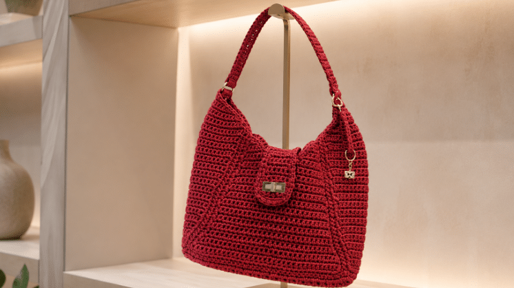 Bolsa Marsala em crochê: uma peça estruturada com fio náutico e acabamento elegante