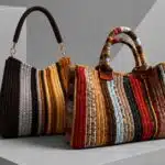 Duas bolsas de crochê modernas com listras em tons neutros e coloridos, ideais para projetos de moda artesanal.