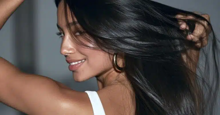 Mulher com cabelo liso, brilhante e saudável, representando cuidados capilares para quem faz progressiva.