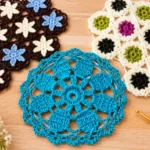 Três modelos de squares de crochê com flores coloridas em azul, marrom, creme, rosa, verde e branco, unidos para formar peças artesanais.