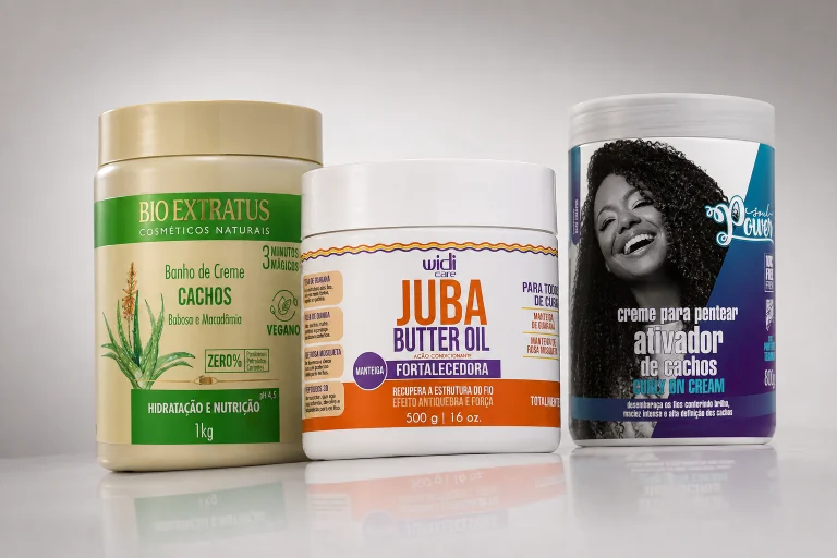 Três produtos para cabelos cacheados das marcas Bio Extratus, Widi Care e Soul Power aparecem lado a lado.