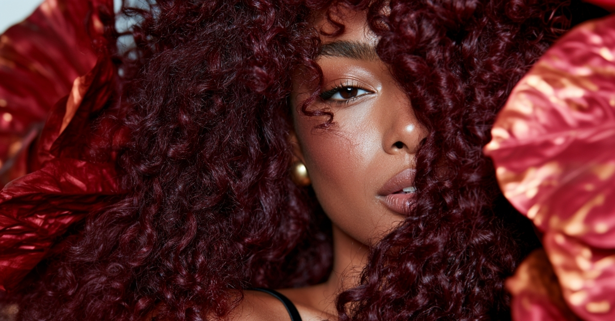 Black Cherry: uma variação do Cabelo Marsala e seu lugar na moda atual sob o olhar do visagismo