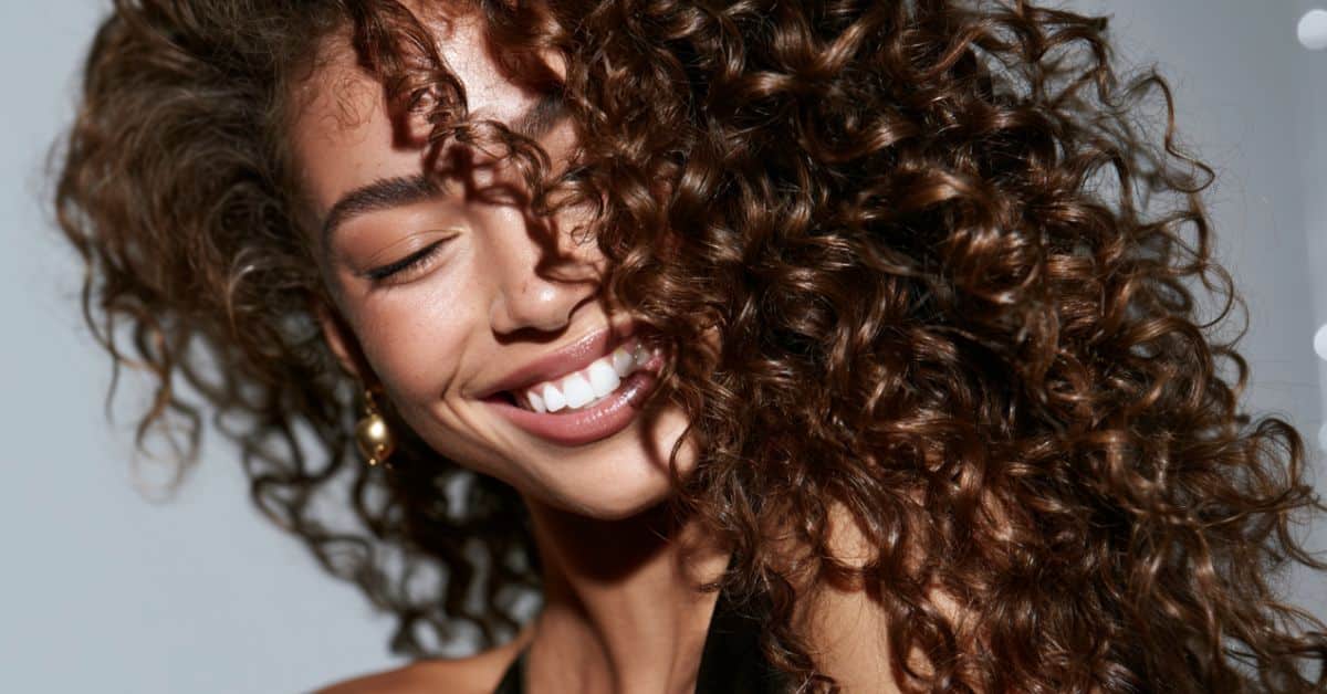 Confira 3 cremes para Cabelos Cacheados que provam que não precisa gastar uma fortuna para ter cachos lindos e sedosos!