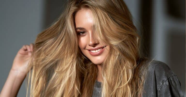O platinado tradicional está ficando fora de moda? Veja a nova tonalidade de Cabelo Loiro em ascensão que une beleza, naturalidade e menos agressão aos fios!