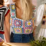 Três modelos de blusas de crochê com granny squares coloridos e modernos, mostrando diferentes estilos e inspirações para a moda artesanal.