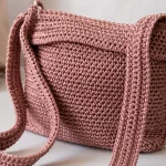 Bolsa de crochê com alça estruturada para evitar que estique com o peso