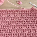 Como contar pontos e carreiras no crochê usando agulha de alumínio e fio rosa