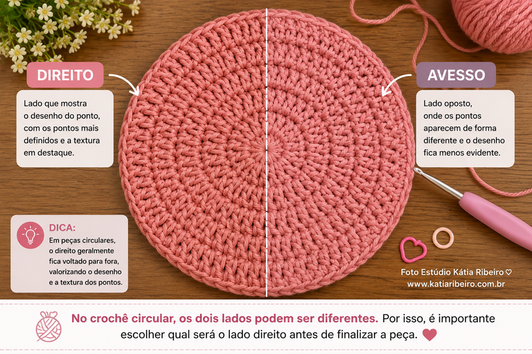**No crochê circular, a textura e a formação dos pontos ajudam a perceber a diferença entre o direito e o avesso da peça.** Foto Estúdio Kátia Ribeiro © — [www.katiaribeiro.com.br](http://www.katiaribeiro.com.br)
