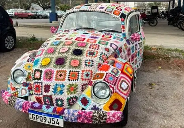 Fusca de crochê chama atenção em Minas Gerais e mostra que a criatividade das crocheteiras não tem limites!