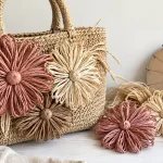 Inspirações de bolsas com flores feitas em tear que podem ser adaptadas como aplicações em bolsas de crochê. Foto Estúdio Kátia Ribeiro ©