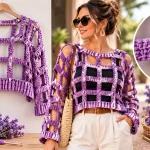 Blusa de crochê vazada em tom de roxo usada como segunda peça sobre regata e calça clara