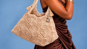Bolsa de crochê bege com desenhos geométricos mostra como o trabalho artesanal pode ganhar um acabamento sofisticado e elegante. © Studio Katia Ribeiro