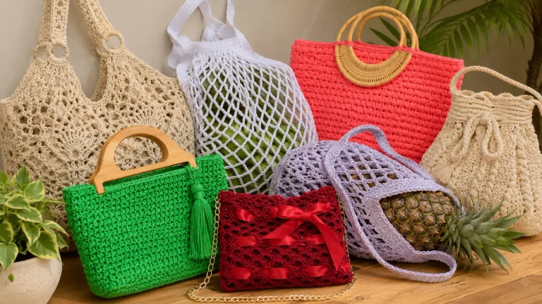Sete modelos de bolsas de crochê com diferentes tramas e pontos vazados
