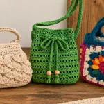 Bolsinhas de crochê em diferentes modelos, cores e pontos artesanais