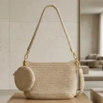 Bolsa Maragogi de crochê em tom Porcelana com alça regulável e porta-moedas.