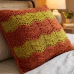 Almofada Fio Festa Chevron de crochê nas cores Tamara e Ouro