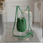 Bolsa Lizzy de crochê em tom verde com alça longa