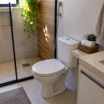 Banheiro limpo e organizado com ventilação e decoração natural
