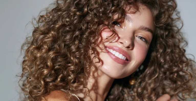 4 cremes excelentes para cabelo cacheado com ressecamento que dará vida e brilho de volta aos fios!