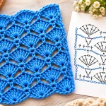 Amostra de crochê azul com gráfico do ponto em destaque
